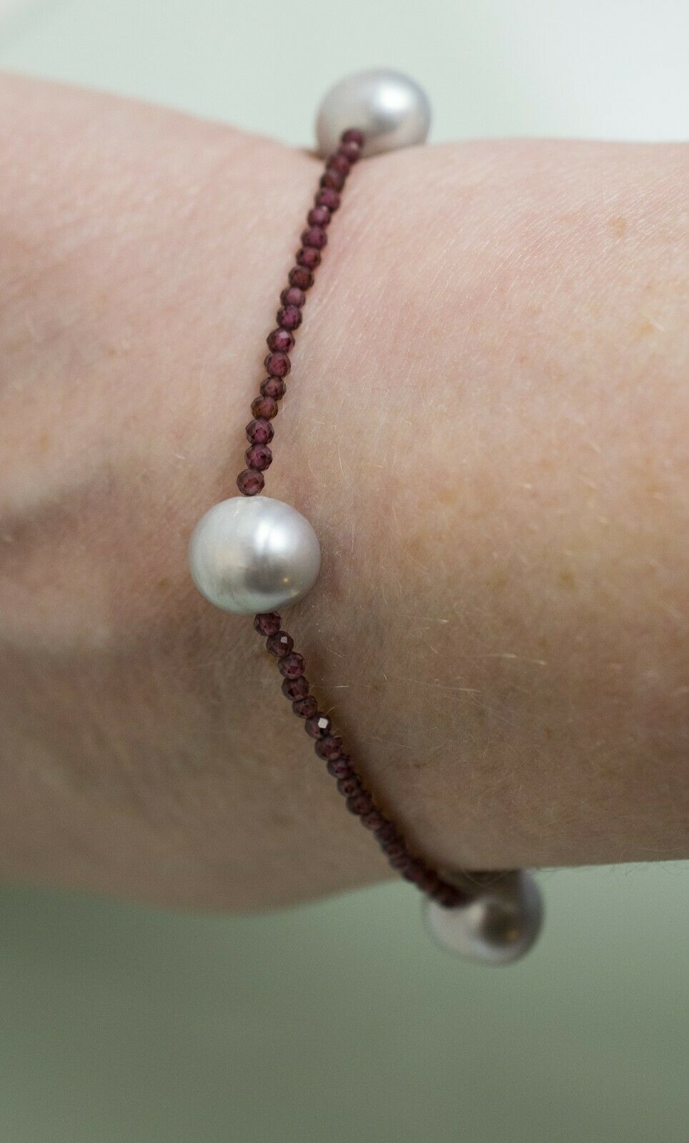 "GARNETGREYSTAR" Armband Traumhafte facettierte Granate mit 4 grauen Zuchtperlen