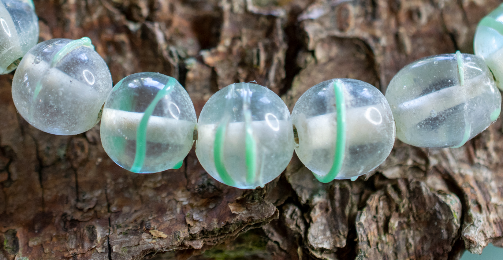 20 Handgearbeitete Muranoglasperlen in transparent mit grüner Verzierung Ø 11mm