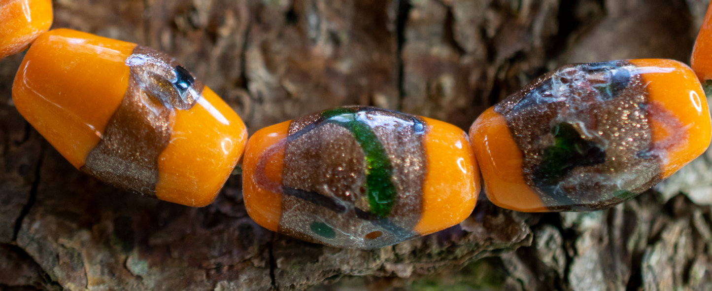 12 Handgearbeitete Muranoglasperlen in orange mit bronzener Verzierung Ø 10,5mm