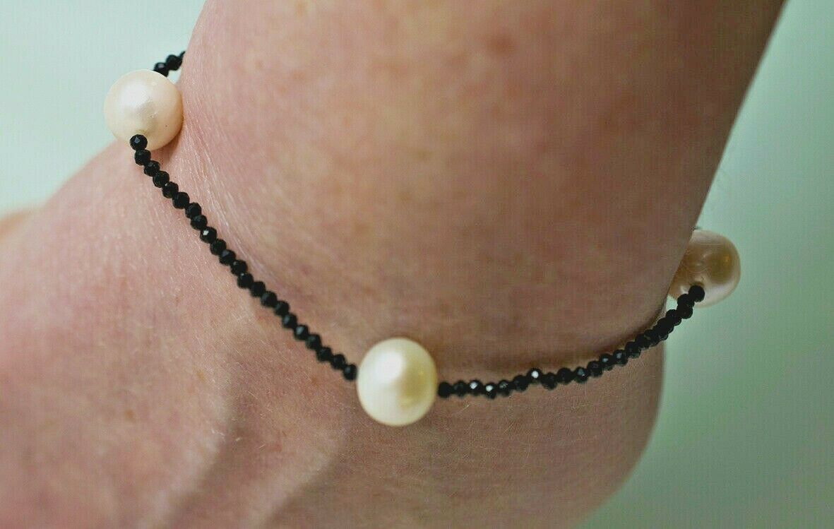 "NIGHT STAR" Armband - Schöne facettierte 3 mm Spinelle mit 4 weißen Zuchtperlen