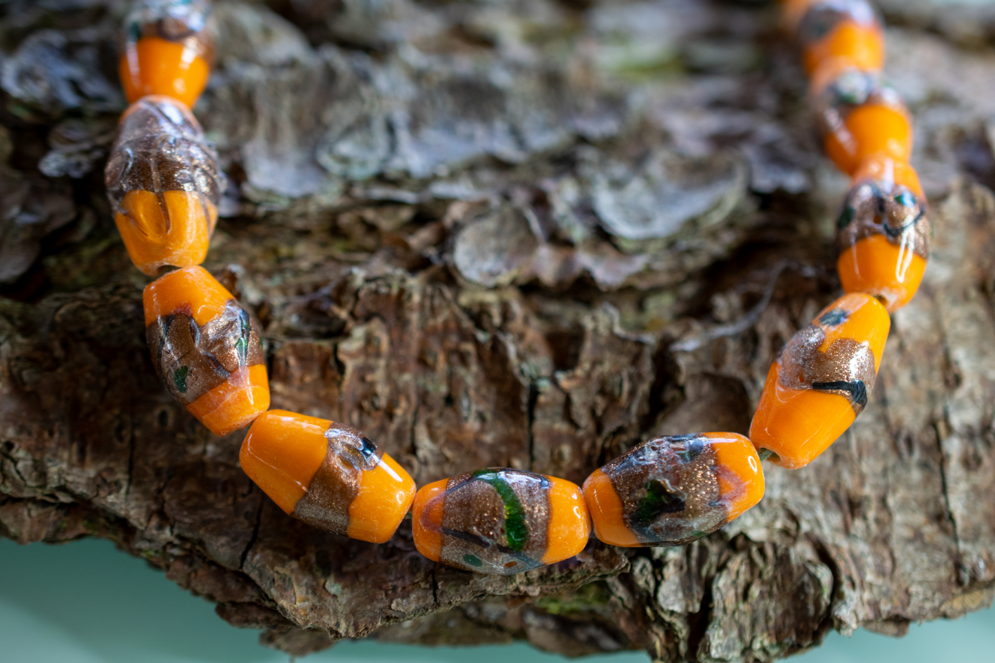 12 Handgearbeitete Muranoglasperlen in orange mit bronzener Verzierung Ø 10,5mm